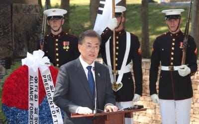  "더 위대한 동맹"…문재인 대통령 장진호전투 기념비 헌화 축사