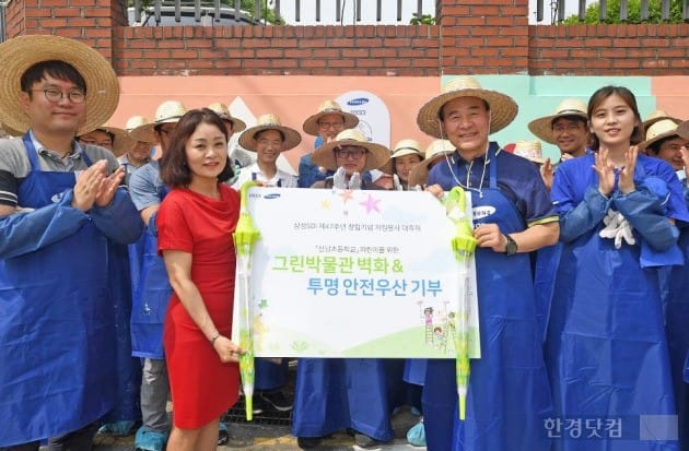 삼성SDI 전영현 사장이 임직원들과 함께 수원 산남초등학교에서 벽화그리기 봉사활동을 펼쳤다. (자료 삼성SDI)