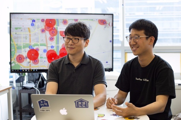 심상민 호갱노노 대표(왼쪽)와 김진형 개발이사는 "데이터 과잉 시대에는 정보의 가공과 시각화 기술이 경쟁력"이라고 입을 모았다. 두 사람은 굵직한 IT 회사들을 두루 거치며 데이터 다루는 기술을 쌓았다.  
