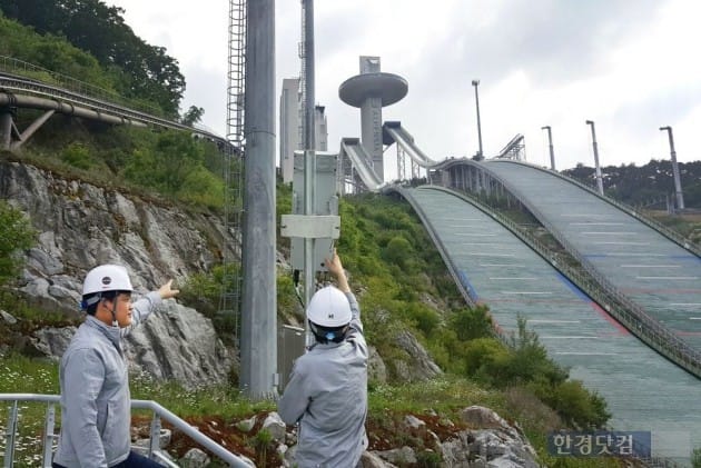 KT 직원들이 5G WTTx 솔루션이 적용된 5G 기지국을 활용해 알펜시아 스키점프대 라운지에 인터넷 커버리지를 확보하고 있다. (자료 KT)