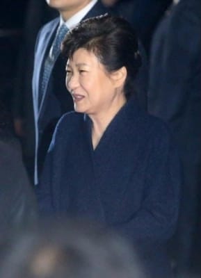 박근혜 "발다쳐 재판 불출석"···이재용 법정 첫 대면 불발