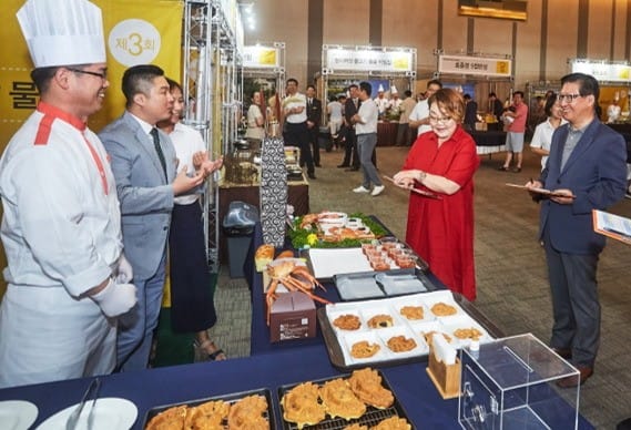 한화호텔앤드리조트 문석 대표이사(우측 첫 번째)와 요리전문가 이혜정씨(우측 두 번째)가 평가를 하고 있다.