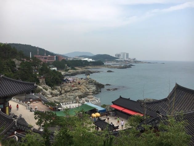 해동용궁사 뒤로 보이는 아난티코브의 모습. 아난티코브는 주변 자연환경과 잘 어우러지도록 설계됐다. 노정동 한경닷컴 기자 dong2@hankyung.com