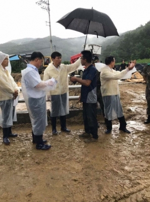 안희정 지사, 폭우 피해 입은 청주·천안 방문…우산 든 '착한 손' 눈길