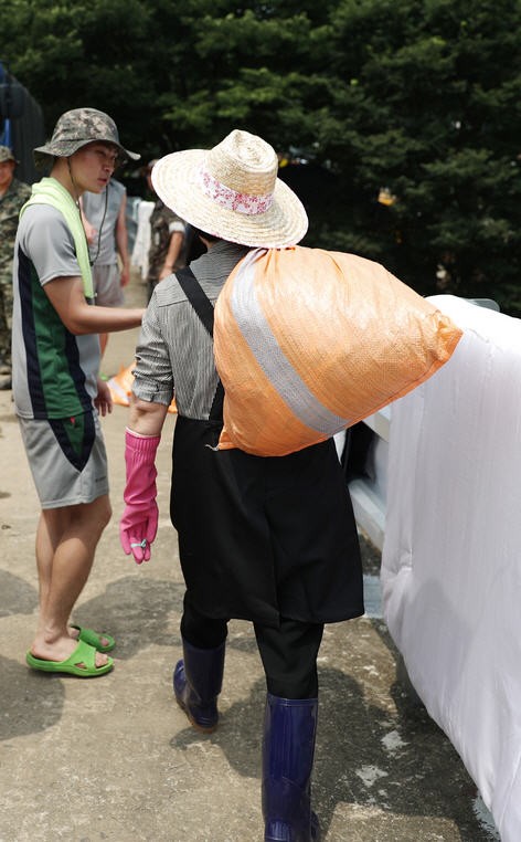 복구작업 나선 김정숙 여사 _ 사진 청와대 제공