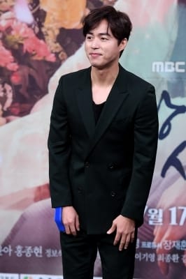 [포토] 김민석, '다친 손가락에 보호대하고 등장'