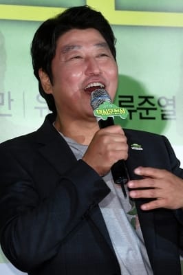  송강호, '팬들 만나 기분 좋은 표정~'