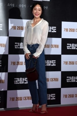  엄지원, '청바지에 블라우스 하나만 입어도 끝'