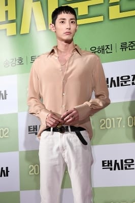  이수혁, '강렬한 눈빛 카리스마~'