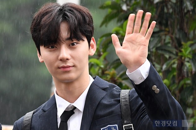 [포토] 워너원 황민현, '누나들 마음 녹이는 멋진 손인사~'