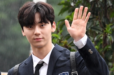  워너원 황민현, '누나들 마음 녹이는 멋진 손인사~'