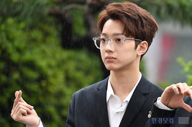 [포토] 워너원 라이관린, '시크하게 손가락 하트~'