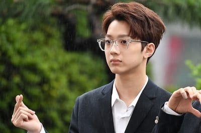  워너원 라이관린, '시크하게 손가락 하트~'