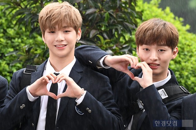 [포토] 워너원 강다니엘-윤지성, '귀엽게 하트 대결~'