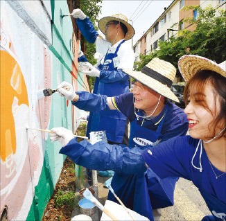 전영현 삼성SDI 사장(가운데)이 지난달 30일 창립 47주년 행사를 마친 뒤 경기 수원에 있는 산남초등학교를 방문해 벽화 그리기 봉사활동을 하고 있다.  삼성SDI 제공 