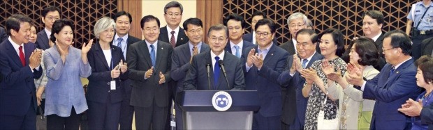 < 공항서 이례적 귀국 메시지 > 문재인 대통령이 첫 미국 방문 일정을 마치고 2일 저녁 경기 성남 서울공항에 도착해 귀국 인사말을 하고 있다. 대통령이 해외순방을 마치고 귀국 때 공항에서 여당 의원들과 청와대 참모진이 배석한 가운데 순방 성과를 발표한 것은 이례적이다.  허문찬 기자 sweat@hankyung.com