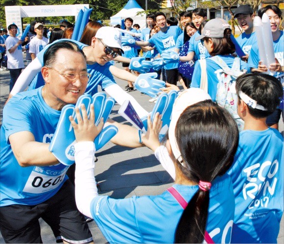 이해선 코웨이 대표가 마라톤 대회 ‘코웨이 런’에서 직원들을 격려하고 있다. 코웨이 제공 