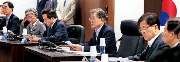 < 靑 NSC 전체회의 “北 강력 규탄” > 문재인 대통령은 4일 청와대에서 국가안전보장회의(NSC) 전체회의를 주재하고 “핵과 미사일 개발에 집착하는 북한 정권의 무모함이 다시 한 번 드러났다”며 “정부는 무책임한 도발을 거듭 강력히 규탄한다”고 말했다. 북한은 이날 대륙간탄도미사일(ICBM) ‘화성-14형’ 시험발사에 성공했다며 조선중앙TV를 통해 발사 장면을 공개했다.  허문찬 기자 sweat@hankyung.com