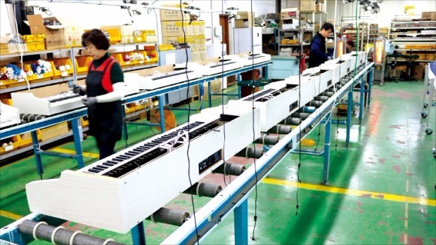 인천 서구에 있는 영창뮤직 인천공장 디지털피아노 생산라인에서 근로자들이 디지털피아노를 생산하고 있다. 오는 8월 이란에 수출하는 현대 브랜드 디지털피아노 전량이 인천공장에서 제작된다. 영창뮤직 제공