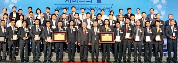 한국표준협회는 6일 서울 삼성동 그랜드인터컨티넨탈 서울 파르나스에서 ‘2017 한국서비스대상 시상식 및 서비스의 날’ 행사를 개최했다. 남승현 롯데렌탈 상무(앞줄 왼쪽부터), 이상규 롯데카드 부문장, 최우수 삼성전자서비스 대표, 권영기 에스원 전무, 정희기 금호고속 전무, 박동기 롯데월드 어드벤처 대표, 김기웅 한국경제신문 사장, 백수현 한국표준협회 회장, 임효창 한국서비스경영학회 회장, 차남규 한화생명 대표, 이영준 신한생명 부사장, 백현 롯데관광개발 대표, 강국현 KT 부문장, 이일용 롯데홈쇼핑 본부장, 전영산 KB손해보험 부문장, 승기배 서울성모병원 병원장 등 참석자들이 기념촬영하고 있다.  한국표준협회 제공 