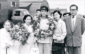 경기고 1학년 때인 1956년 미국으로 국제여름캠프를 떠나기 전 서울 여의도공항에서 가족들과 찍은 사진. 