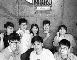 서종철(뒷줄 왼쪽 두 번째)·김혜진(세 번째) 모루기술 공동대표와 직원들이 대전 본사에서 세계시장 공략을 다짐하고 있다.  임호범 기자 
