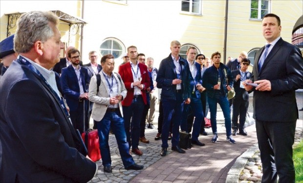 위리 라타스 에스토니아 총리(맨 오른쪽)가 지난 5월24일 탈린 구시가지에 있는 총리공관 스텐복 하우스에서 50여 명의 벤처투자자에게 자국 스타트업 생태계와 정부 역할에 대해 설명하고 있다.  탈린=유창재 기자