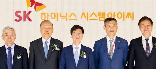 SK하이닉스 경영진과 사내외 이사들이 10일 충북 청주의 SK하이닉스 시스템IC 본사에서 파운드리 전문회사 출범을 축하하고 있다. 왼쪽 세 번째부터 박성욱 SK하이닉스 부회장, 김준호 SK하이닉스 시스템IC 사장, 박정호 SK텔레콤 사장.  SK하이닉스 제공