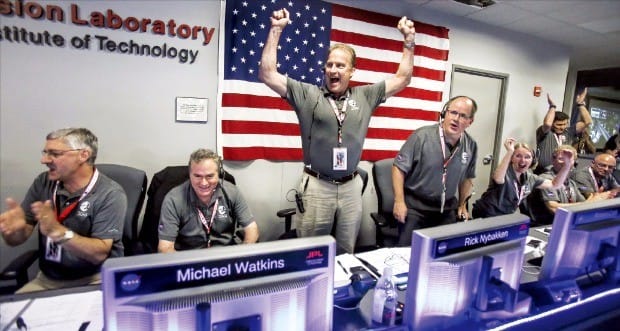 미 항공우주국(NASA)이 곧 사고가 날 것이라는 신호를 주고 45초 안에 비행기가 추락하도록 시뮬레이션하는 실험에서 의사소통이 원활한 팀은 정보를 공유하고 해결책을 찾아 사고를 피하는 확률이 높았다. 2016년 목성 탐사선 ‘주노(Juno)’의 목성 궤도 진입 성공에 환호하는 모습. 