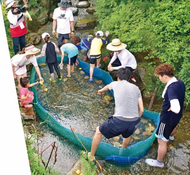 정남진장흥물축제는 물폭탄 거리퍼레이드인 ‘살수대첩’이 유명하다. 