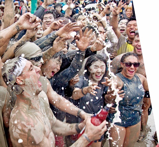 보령머드축제에 참가한 외국인이 맥주를 흔들고 있다. 
