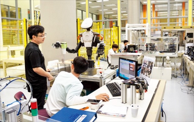 싱가포르 난양폴리텍대 학생들이 자동화·로봇개혁센터에서 협업 로봇인 ‘코로봇(Co-Robot)’의 작동 원리를 익히고 있다.  심은지 기자