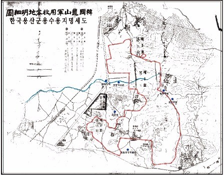 일제가 1906년 서울 용산에 군기지를 세우기 전에 작성한 군용지 지도. 미군은 일제로부터 군시설을 인계받아 8·15광복 이후부터 지금까지 이곳에 주둔하고 있다. 빨간 선은 미군이 경기 평택으로 이전한 뒤 녹지공원이 들어설 부지. 용산구 제공