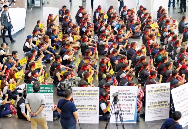 한국수력원자력 노동조합원들이 13일 경북 경주 한수원 본사 1층 로비에서 신고리 5·6호기 공사 중단에 반대해 농성을 벌이고 있다. 연합뉴스