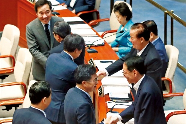 < 한국당 의원 찾아간 국무위원들 > 이낙연 국무총리(왼쪽 위)를 비롯한 국무위원들이 14일 추가경정예산안 심의를 위한 국회 예산결산특별위원회 전체회의에 참석해 자유한국당 의원들과 악수하고 있다.  연합뉴스 