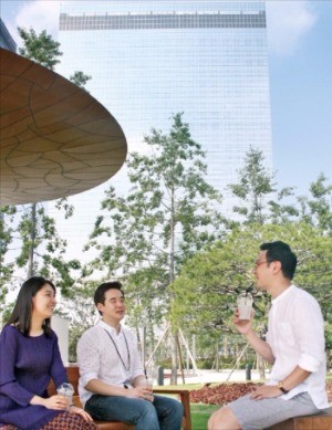 삼성전자 직원들이 경기 수원시 매탄동 ‘삼성 디지털 시티’ 내부 지상공원인 센트럴파크에서 동료들과 토론하고 있다.  삼성전자 제공
 