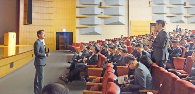 이광국 현대자동차 국내영업본부장(부사장·왼쪽)이 서울 양재동 본사에서 열린 리더스모닝포럼에서 현안을 논의하고 있다.  현대차 제공
 