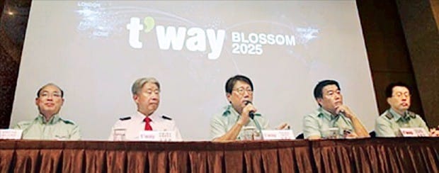 정홍근 티웨이항공 대표(가운데)가 지난달 29일 기자간담회를 통해 중·장거리 노선 전략을 발표하고 있다. 티웨이항공 제공 