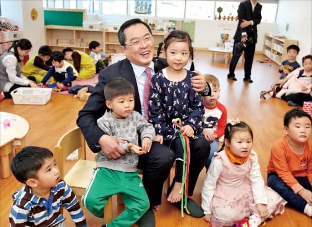 구자열 LS그룹 회장이 지난해 3월 안양시 호계동 LS타워 인근에 있는 ‘LS 어린이집’ 개원식에 참가해 아이들과 함께 환하게 웃고 있다.  LS 제공 