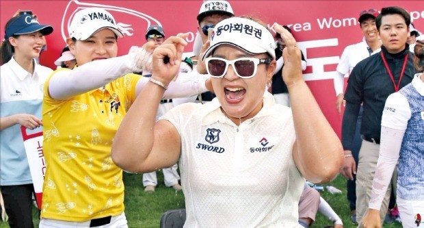 박신영이 16일 경남 사천 서경타니CC에서 열린 한국여자프로골프(KLPGA) 투어 카이도 여자오픈 최종 3라운드에서 우승한 뒤 동료선수들의 물세례를 받으며 웃고 있다.  KLPGA 제공
 