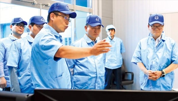 구본영 천안시장(왼쪽 네 번째)이 지난달 28일 천안제2산업단지 내 디와이엠솔루션을 방문한 모습.  천안시  제공 