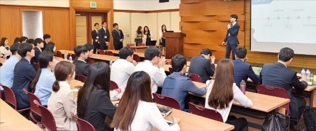 한국무역협회가 1999년부터 시작한 ‘무역마스터 과정’은 졸업생 3400명을 배출했다. 지난해 9월 서울 코엑스에서 연 ‘무역마스터 마케팅 발표대회’에서 수강생들이 효율적인 해외 마케팅 방안을 발표하고 있다. 