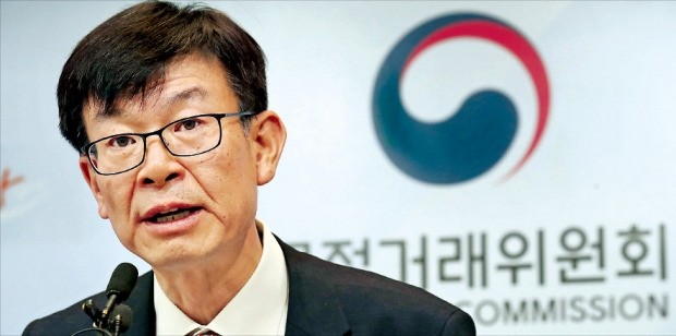 < ‘1호 정책’ 발표하는 김상조 공정거래위원장 > 김상조 공정거래위원장이 18일 정부세종청사에서 ‘가맹분야 불공정행위 근절대책’을 발표하고 있다.  연합뉴스 