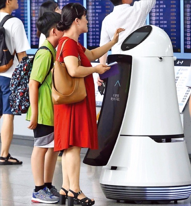 LG전자가 개발한 상업용 로봇인 안내로봇과 청소로봇이 21일부터 인천국제공항에서 시범서비스를 시작했다. 출국장에서 LG전자의 로봇이 여행객을 안내하고 있다. 김범준 기자 bjk07@hankyung.com