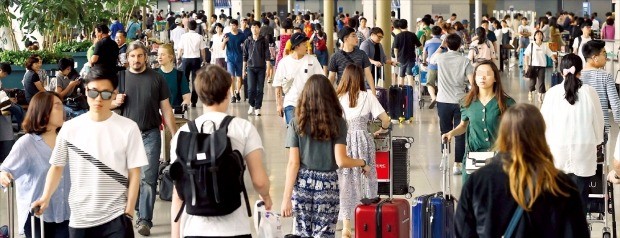 가자 해외로…붐비는 인천공항