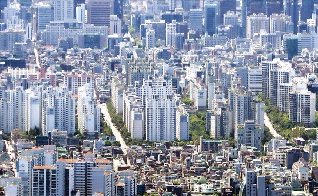 서울 송파구 롯데월드타워에서 바라본 아파트 단지. 조금이라도 싸게 아파트를 사기 위해 투자자들이 법원 경매시장으로 몰리고 있다. 한경DB