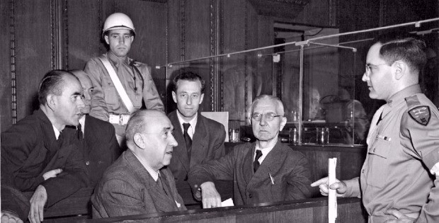 1945년 독일 뉘른베르크 전범재판정에서 미국 심리학자 구스타브 길버트(오른쪽)가 피고인들과 얘기를 나누고 있다. 미국 국립문서보관소 소장 