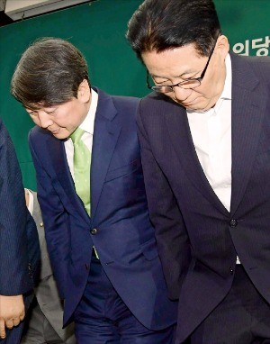 < 고개 숙인 안철수·박지원 > 국민의당 안철수 전 대표(왼쪽)와 박지원 전 대표가 31일 문준용 씨 의혹 제보 조작 사건에 대한 검찰 수사 결과 발표와 관련해 국회에서 대국민 사과문을 발표한 뒤 고개를 숙이고 있다. 김영우 기자 youngwoo@hankyung.com