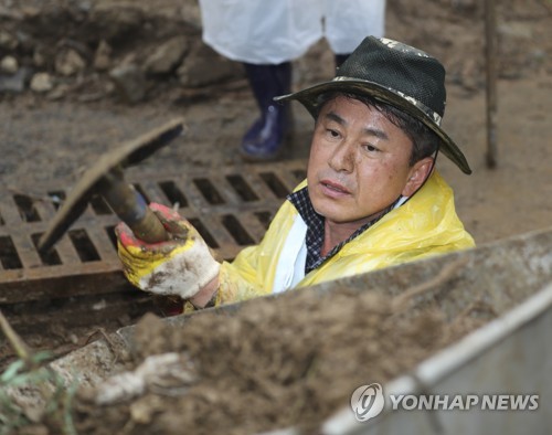 '물난리 외유' 한국당 제명에 민주 의원직사퇴 '초강수'