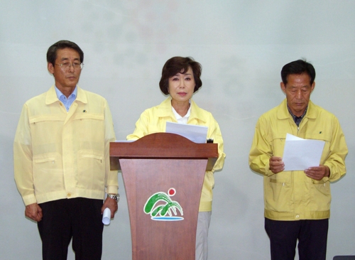 '물난리 외유' 한국당 제명에 민주 의원직사퇴 '초강수'